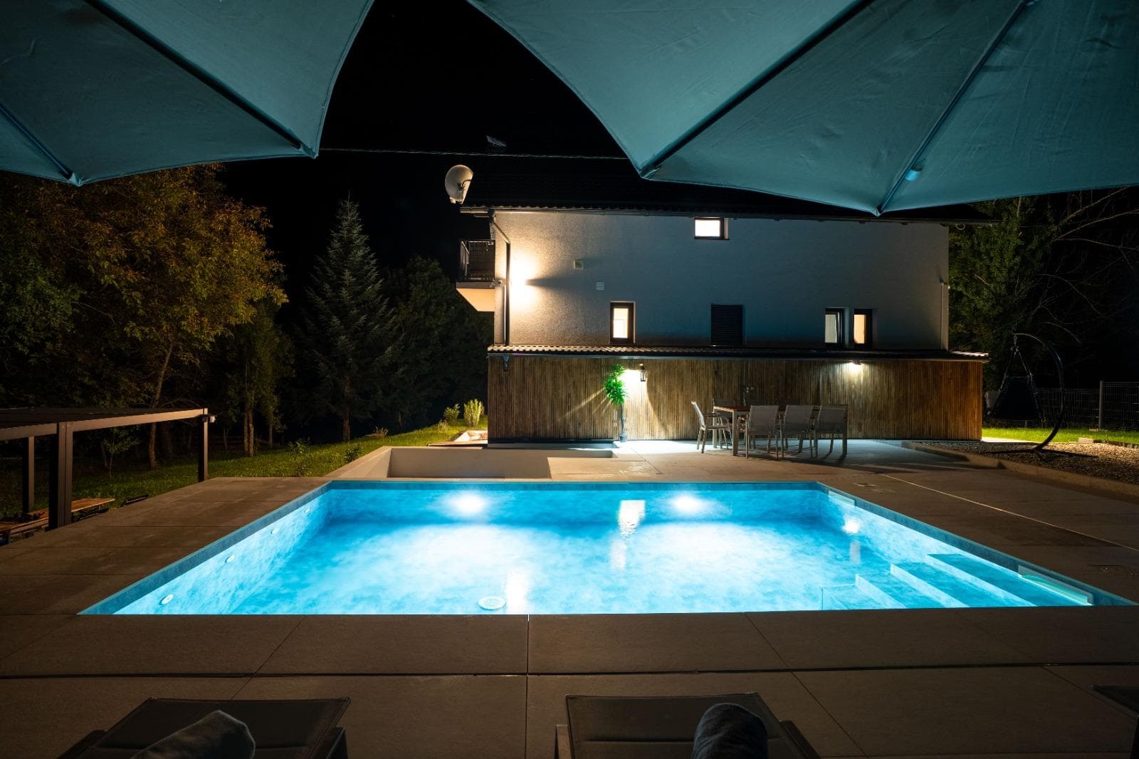 Villa Peregrine osvijetljena noću