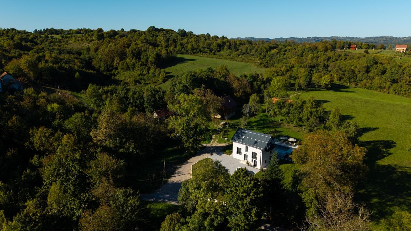 Villa Peregrine iz zraka u zelenom krajoliku